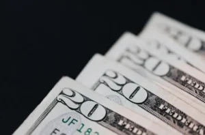 4 Ways Financial Advisors Help Clients Stay on Track